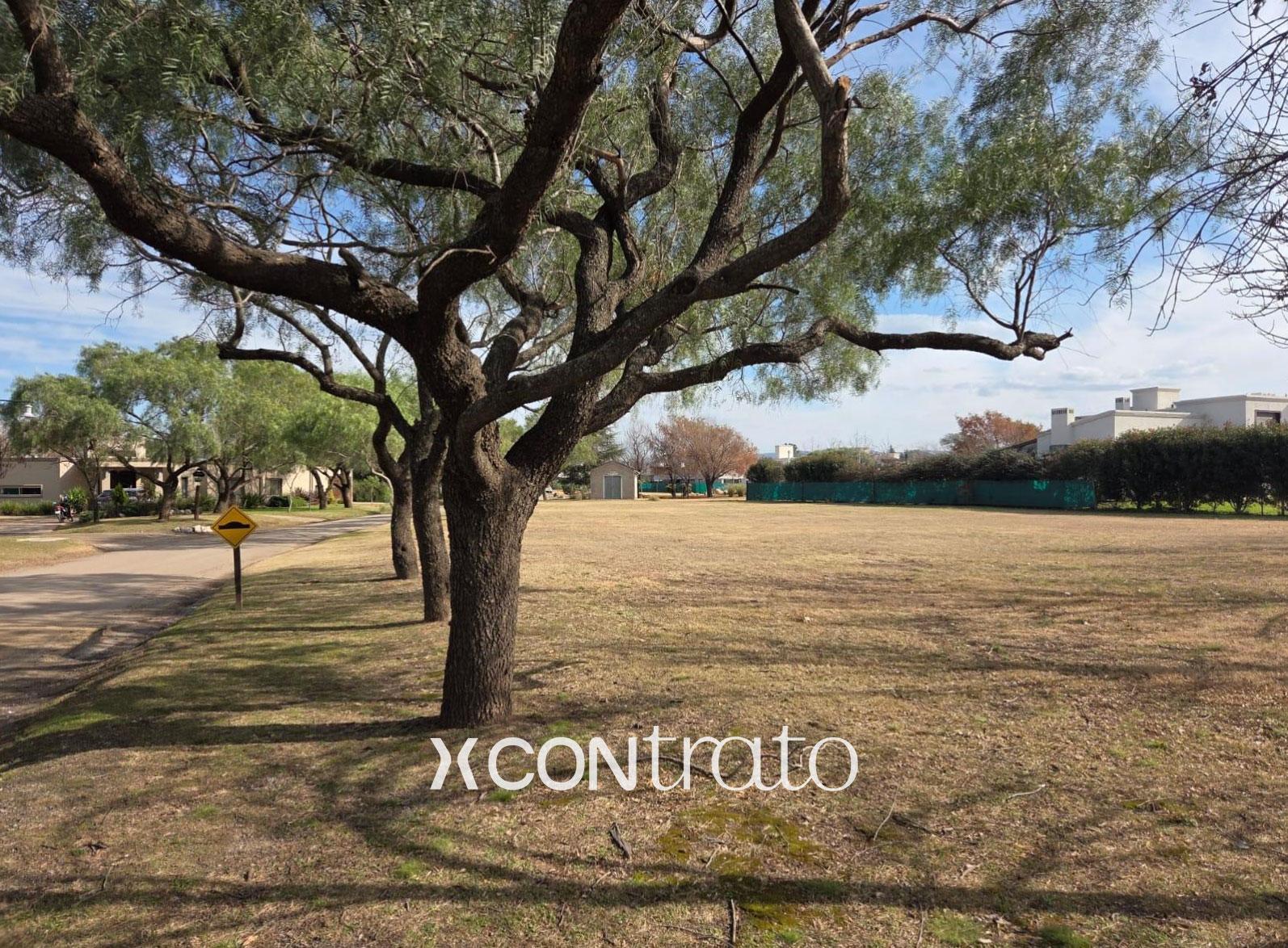 Terreno exclusivo con fondo Norte a la venta en Chacras de la Villa !!!