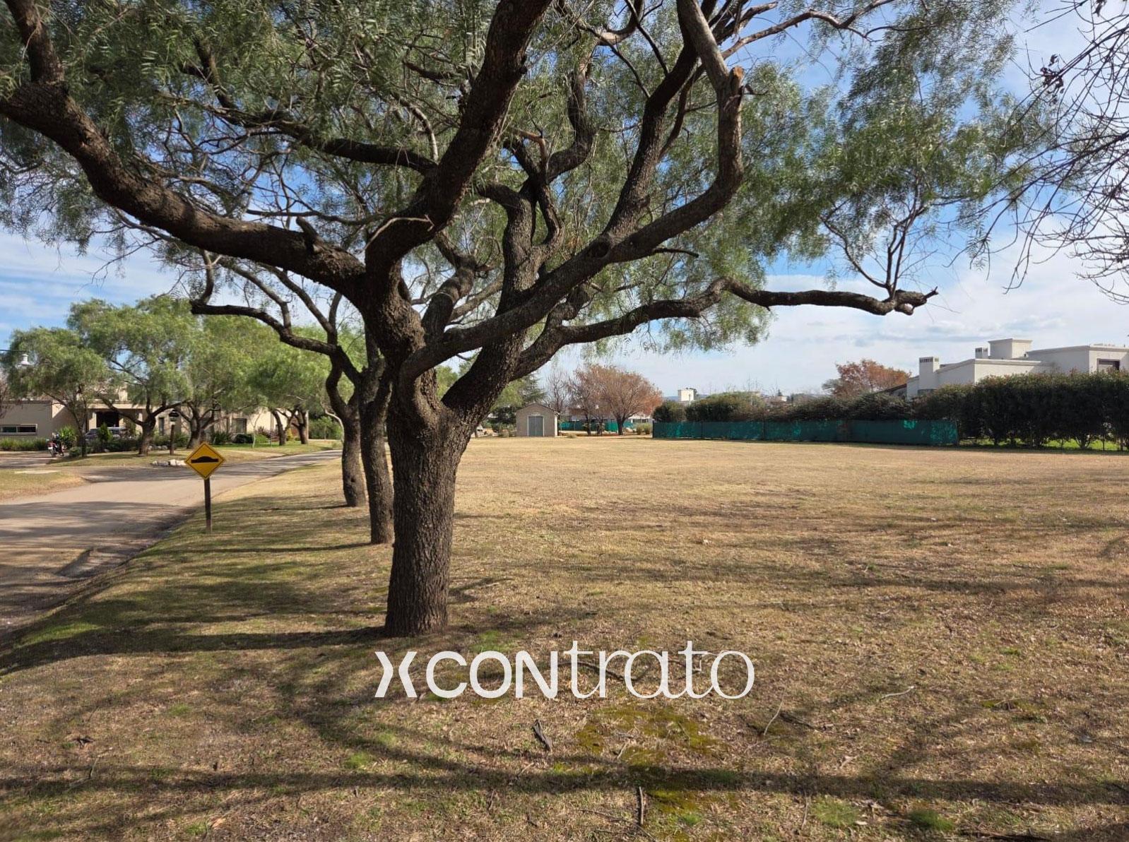 Terreno exclusivo con fondo Norte a la venta en Chacras de la Villa !!!