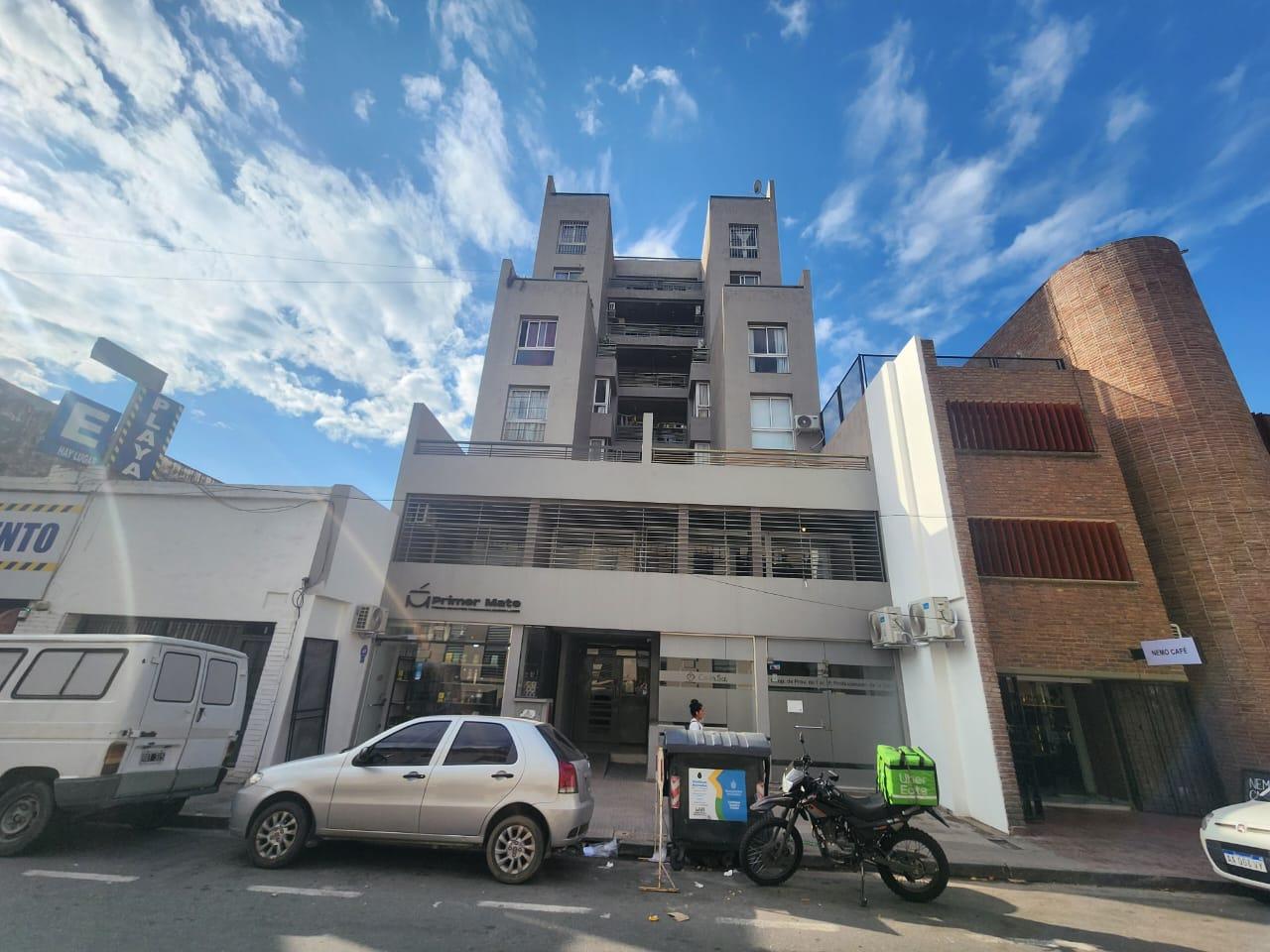 Departamento de 1 dormitorio c/ Balcón a mts Plaza Colón!!