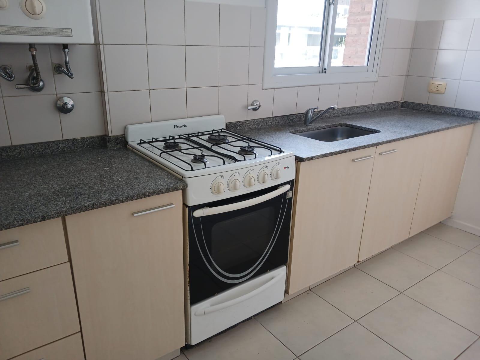 1 dorm. s/25 de Mayo y Pringles c/balcón - 3er piso frente !!! Excelente ubicación Bº Gral Paz