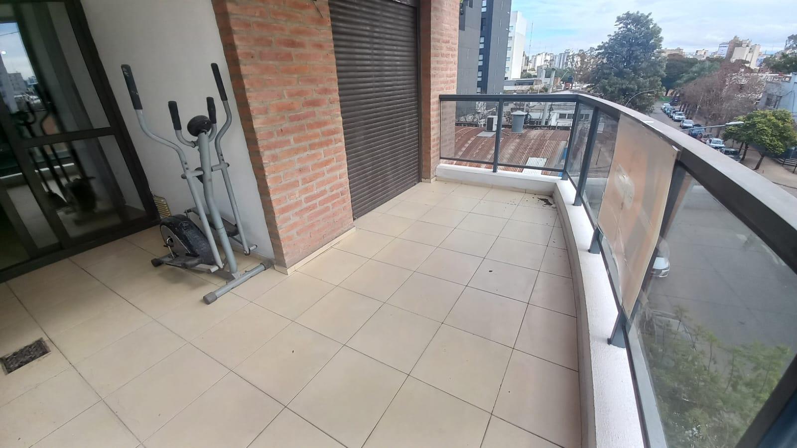 Dpto. 1 dormitorio amplio tercer piso EXTERNO con balcón Bº General paz