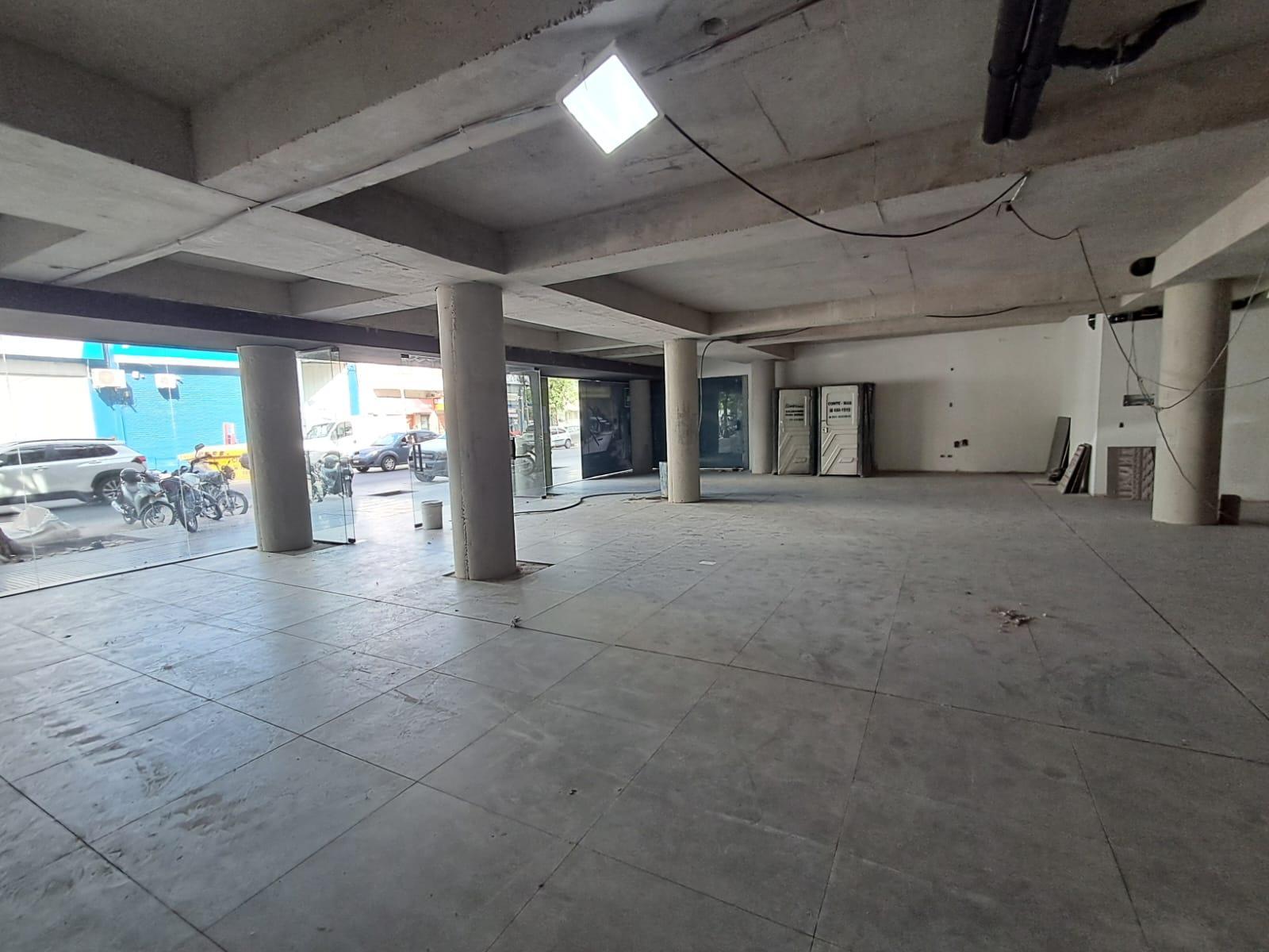 EN ALQUILER Local comercial A ESTRENAR  con Patio 340 m2 Bº Gral. Paz Esquiu al 800