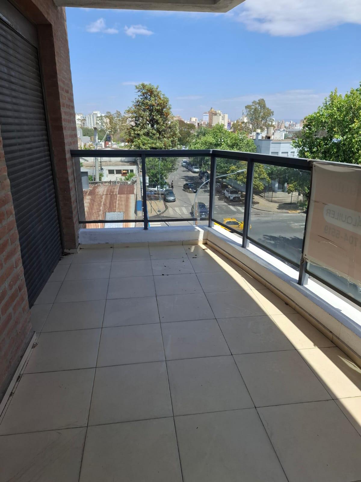 Dpto. 1 dormitorio amplio tercer piso EXTERNO con balcón Bº General paz