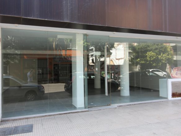 Local Comercial de 150 m2  c/RENTA a mts PLAZA Barrio General Paz .