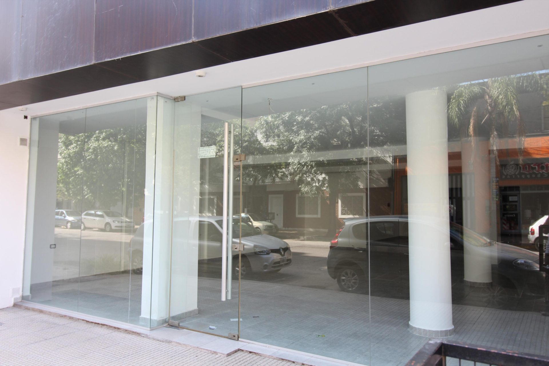 Local Comercial de 150 m2  c/RENTA a mts PLAZA Barrio General Paz .
