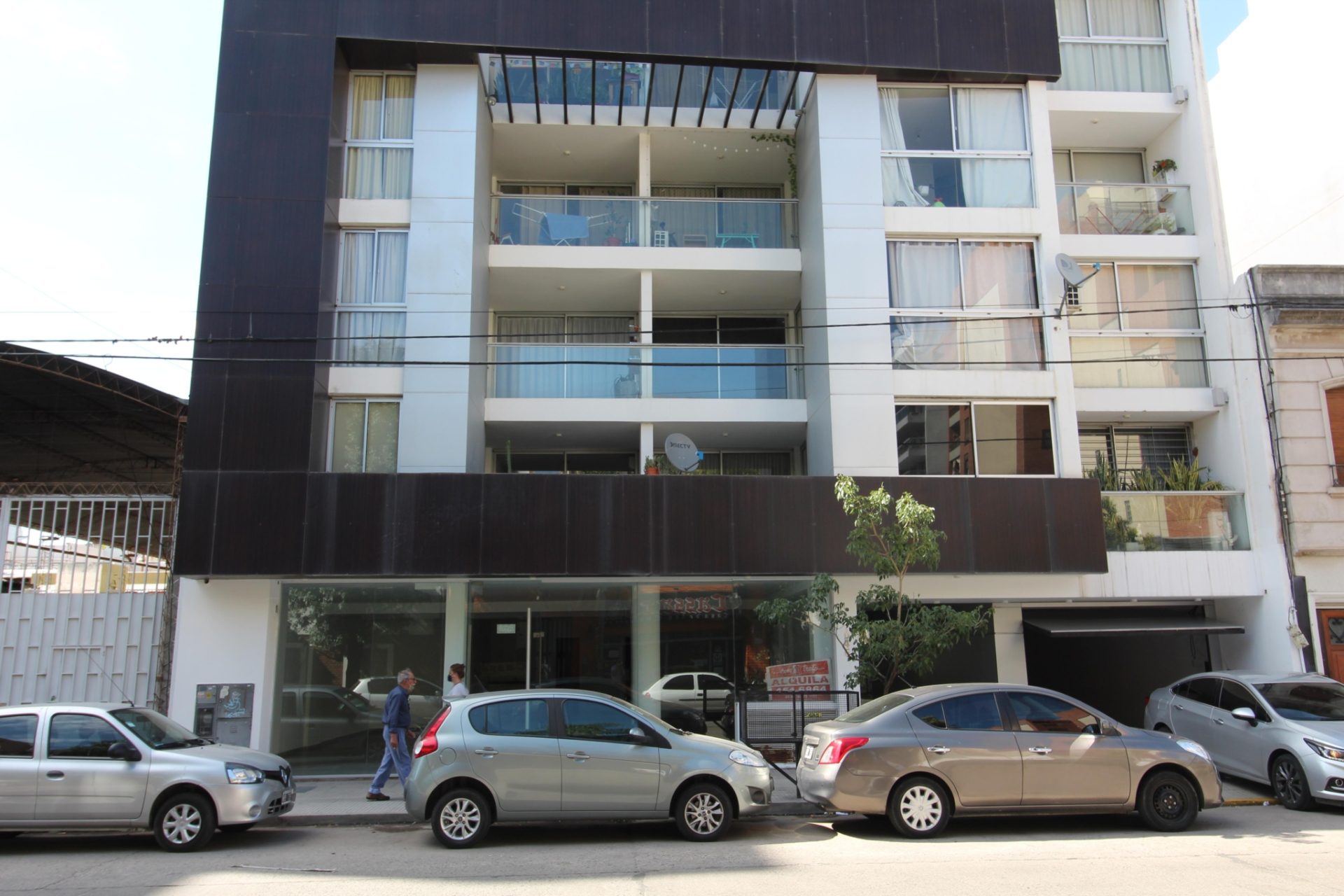 Local Comercial de 150 m2  c/RENTA a mts PLAZA Barrio General Paz .