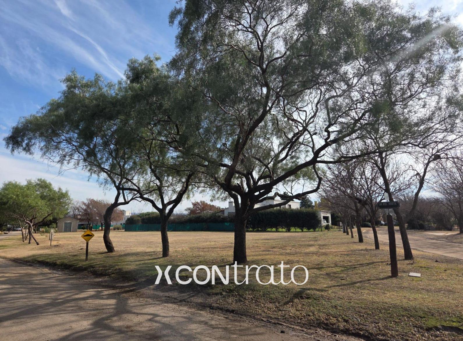 Terreno exclusivo con fondo Norte a la venta en Chacras de la Villa !!!