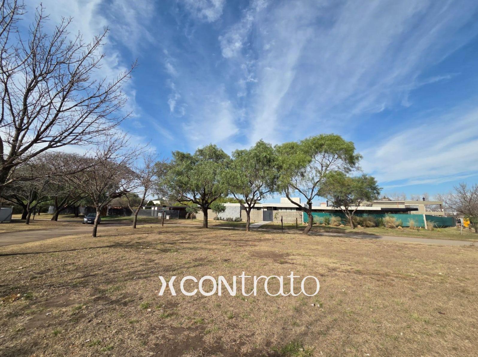 Terreno exclusivo con fondo Norte a la venta en Chacras de la Villa !!!