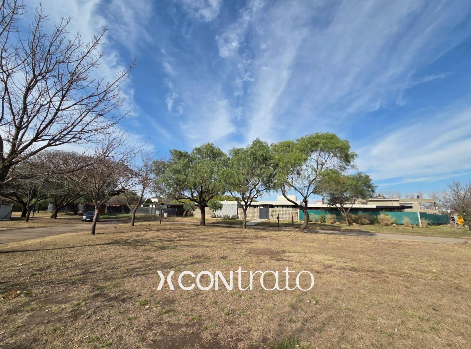 Terreno exclusivo con fondo Norte a la venta en Chacras de la Villa !!!