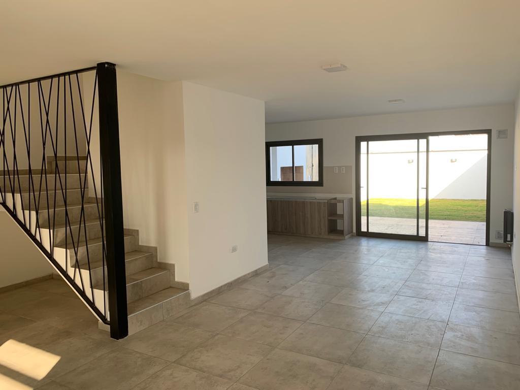ALQUILO Dúplex 3 dorm. en DOCTA etapa 1 - 3 baños ingreso para vehículo patio c/asador